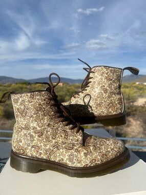 RARE Dr. Martens Jeffery Beige & Brown Paisley Floral Combat Boots 😍